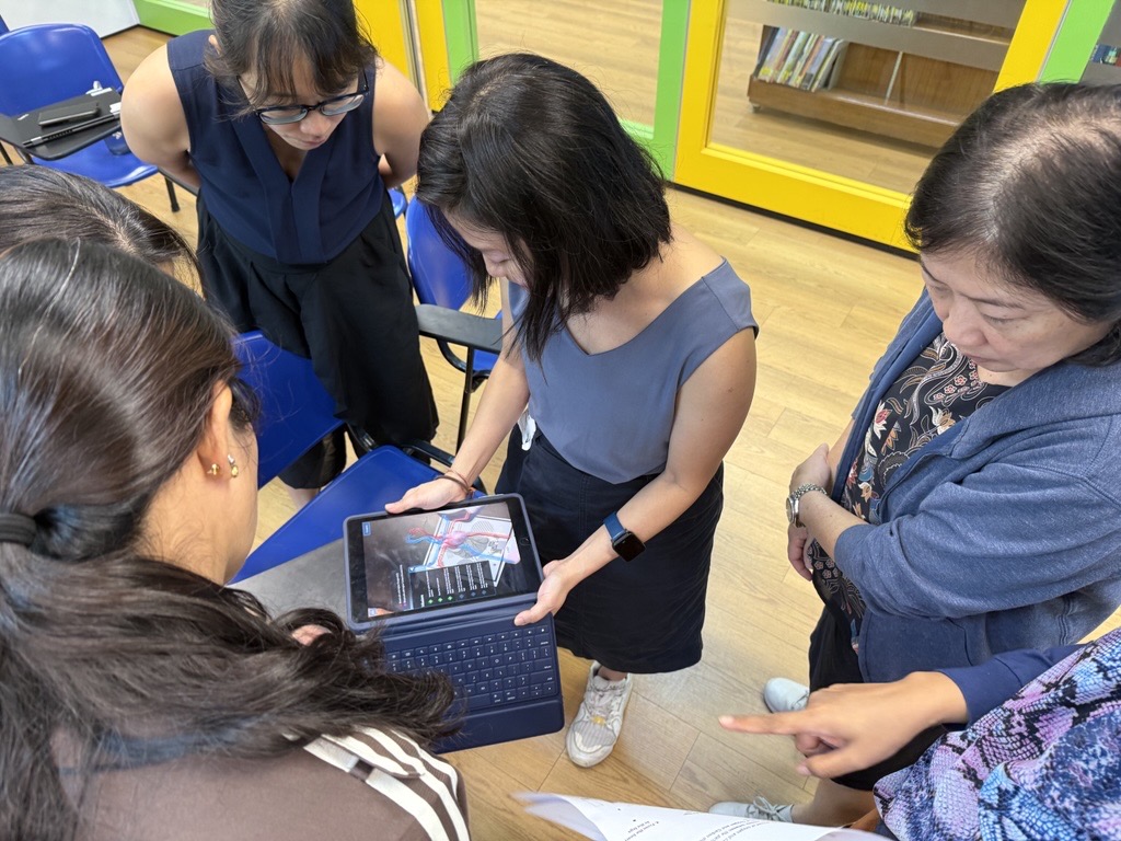 The teachers engaged in a hands-on session with the AR CirculaHub app to explore the
circulatory system.